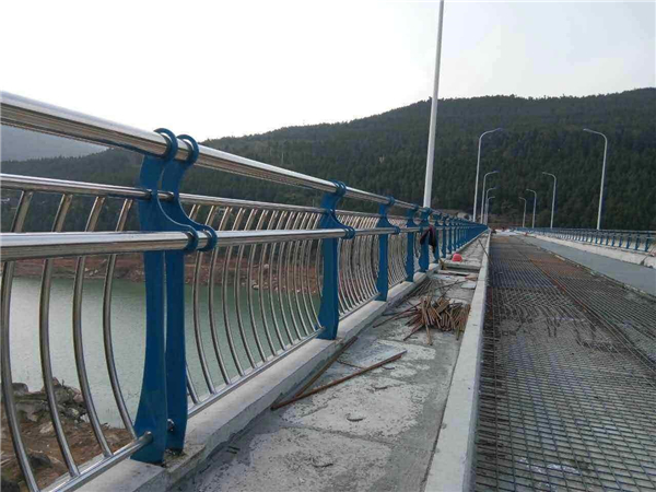 宿州不锈钢桥梁护栏的特点及其在桥梁安全中的重要作用