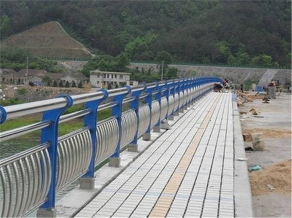 宿州不锈钢桥梁护栏的特性及其在现代建筑中的应用